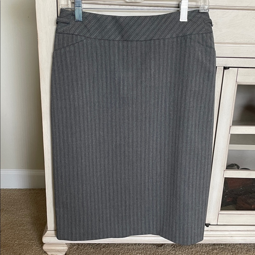 Worthington Medium Grey Pinstripe Pencil Skirt.             Size 10